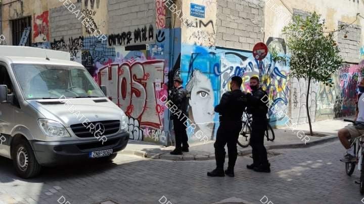 Ξανασφραγίζουν το θέατρο “Εμπρός” – Αυτή τη φορά με λαμαρίνες (pics&vid)