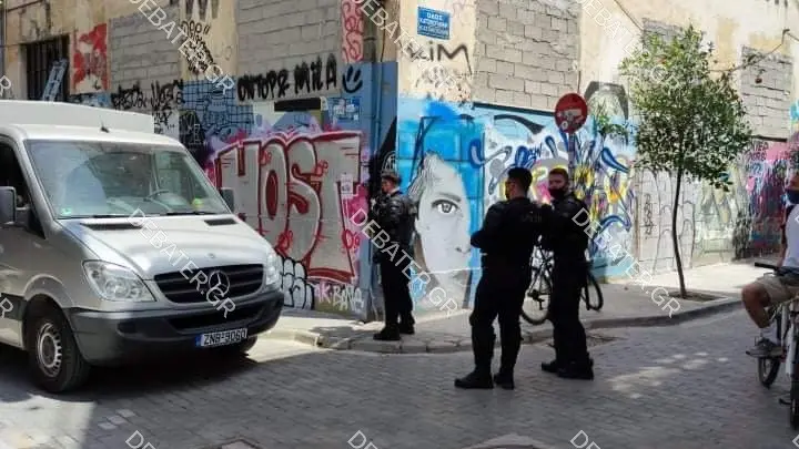 Ξανασφραγίζουν το θέατρο “Εμπρός” – Αυτή τη φορά με λαμαρίνες (pics&vid)