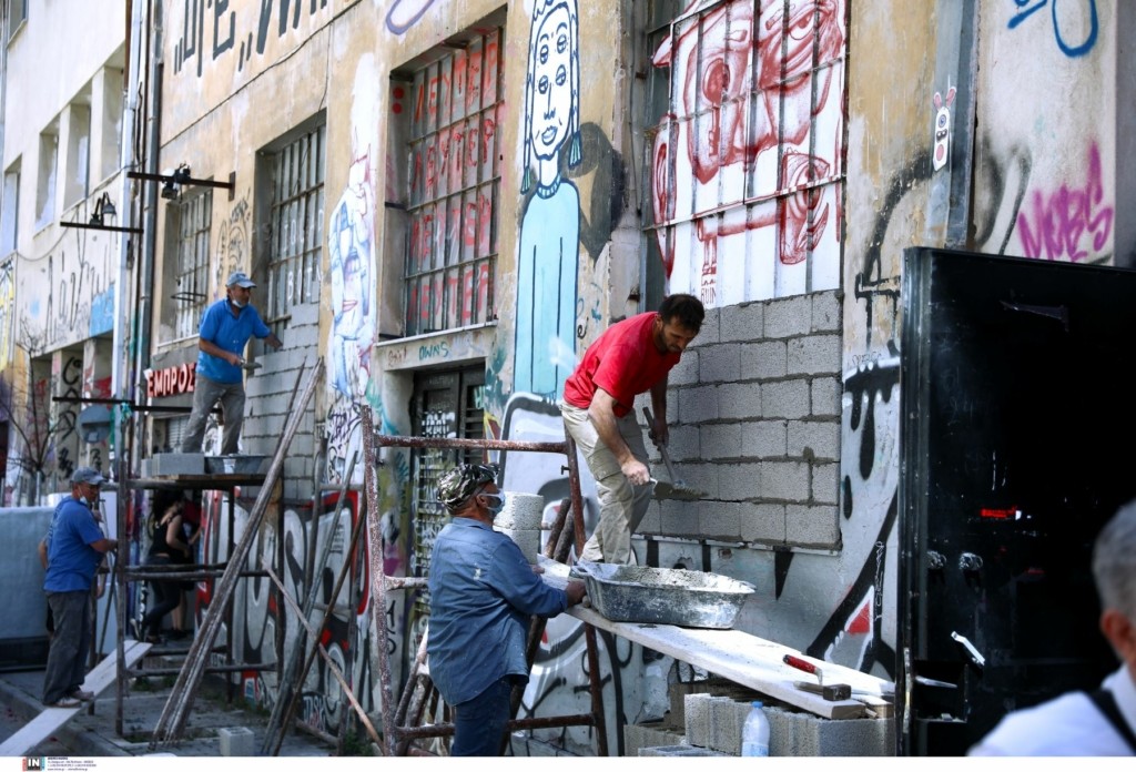 Επανακατάληψη του θεάτρου “Εμπρός” που σφράγισε η ΕΛΑΣ – Έσπασαν τις  τσιμεντωμένες πόρτες (vid)