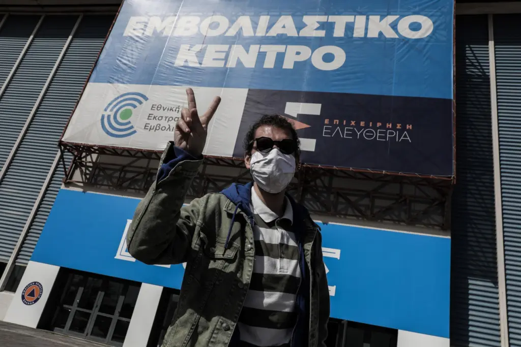 Προνόμια στους εμβολιασμένους μελετά η κυβέρνηση (vid)