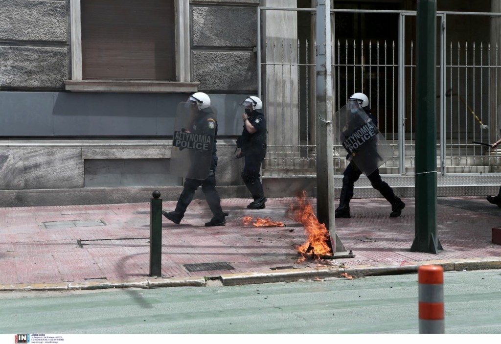 Ένταση  με μολότοφ και χημικά στην πορεία στο κέντρο της Αθήνας (pics&vid)