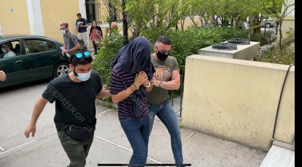 Έφτασε στον Εισαγγελέα ο επιδειξίας της Νέας Σμύρνης (pics&vid)