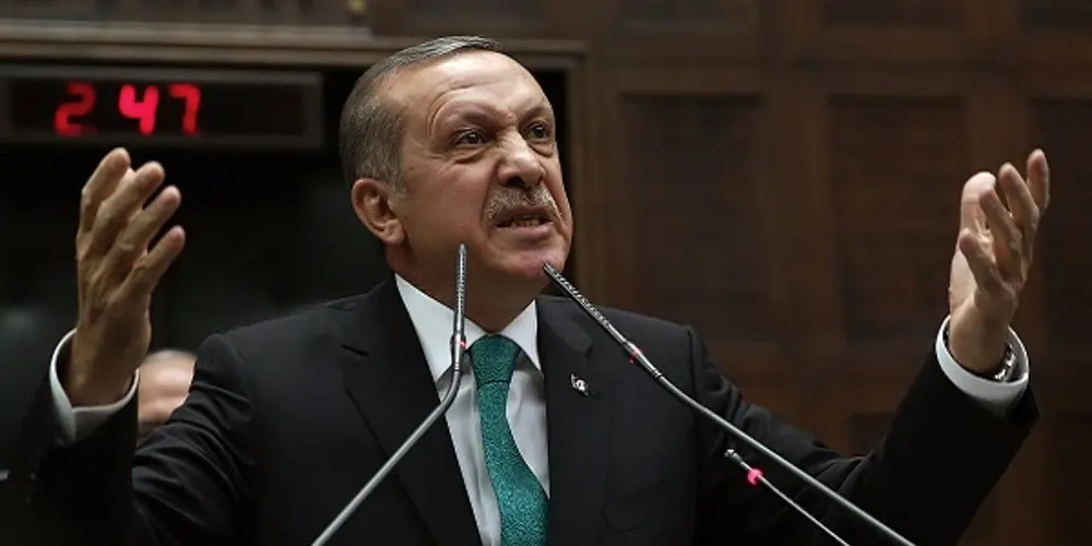 Ο Ερντογάν τα έβαλε με τους “λευκούς Τούρκους” και τα σκυλιά τους