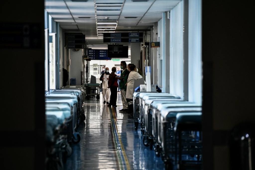 Ελπίδα για τον 17χρονο που νοσηλεύεται διασωληνωμένος στον Ερυθρό Σταυρό με κορονοϊό – Τι είπαν οι γιατροί (vid)