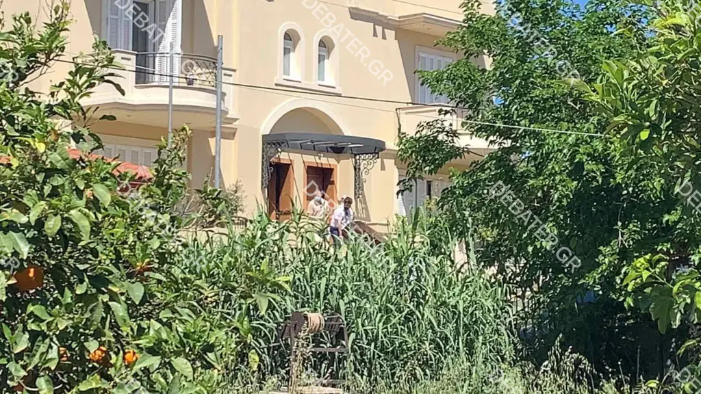 Γλυκά Νερά – Η στιγμή που βγάζουν με φέρετρο την 20χρονη μητέρα (pic)