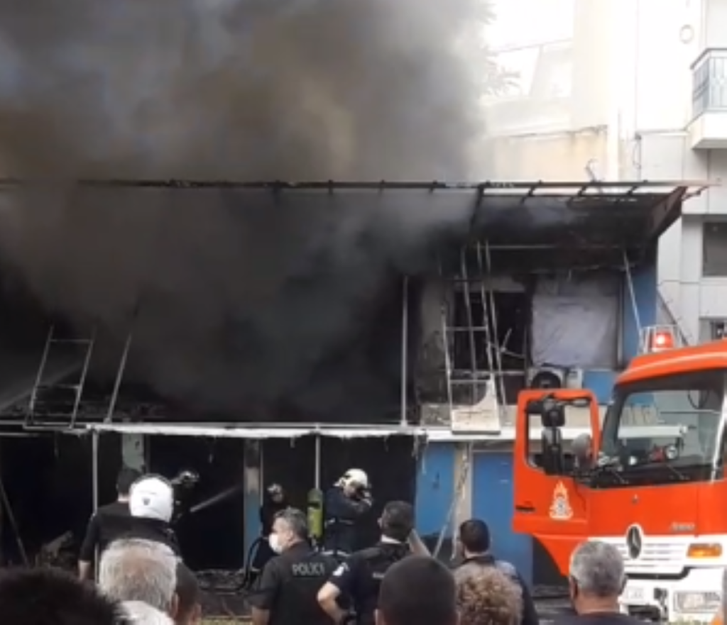 Λαμπάδιασε κατάστημα στην Αργυρούπολη – Πυκνοί καπνοί στην περιοχή (vid)