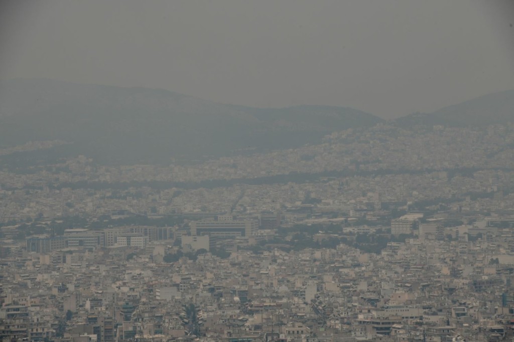 Στάχτη και καπνός “σκέπασαν” τον Αττικό ουρανό – Φοβερές εικόνες από drone
