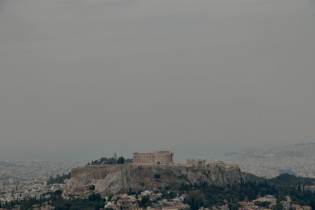 Σκοτείνιασε η χώρα – Οι στάχτες και ο καπνός από την Κορινθία έφτασαν μέχρι την Ικαρία