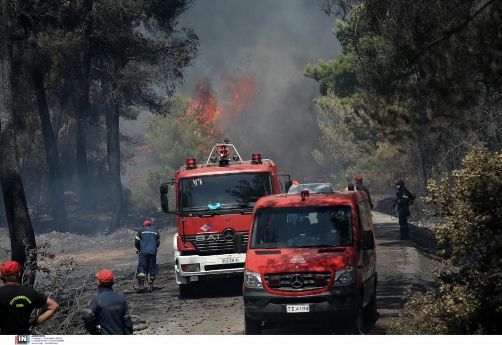 Απίστευτο σκηνικό στο Σχίνο Κορινθίας – Πυροσβεστικό πήρε νερό από πισίνα σπιτιού (pic)