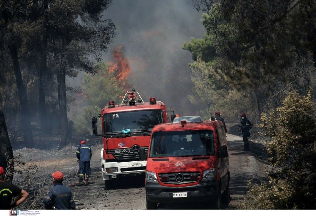 Δραματικές ώρες στην Κορινθία – Οι φλόγες έφτασαν στα πρώτα σπίτια του οικισμού Παρασκευά (pics&vid)