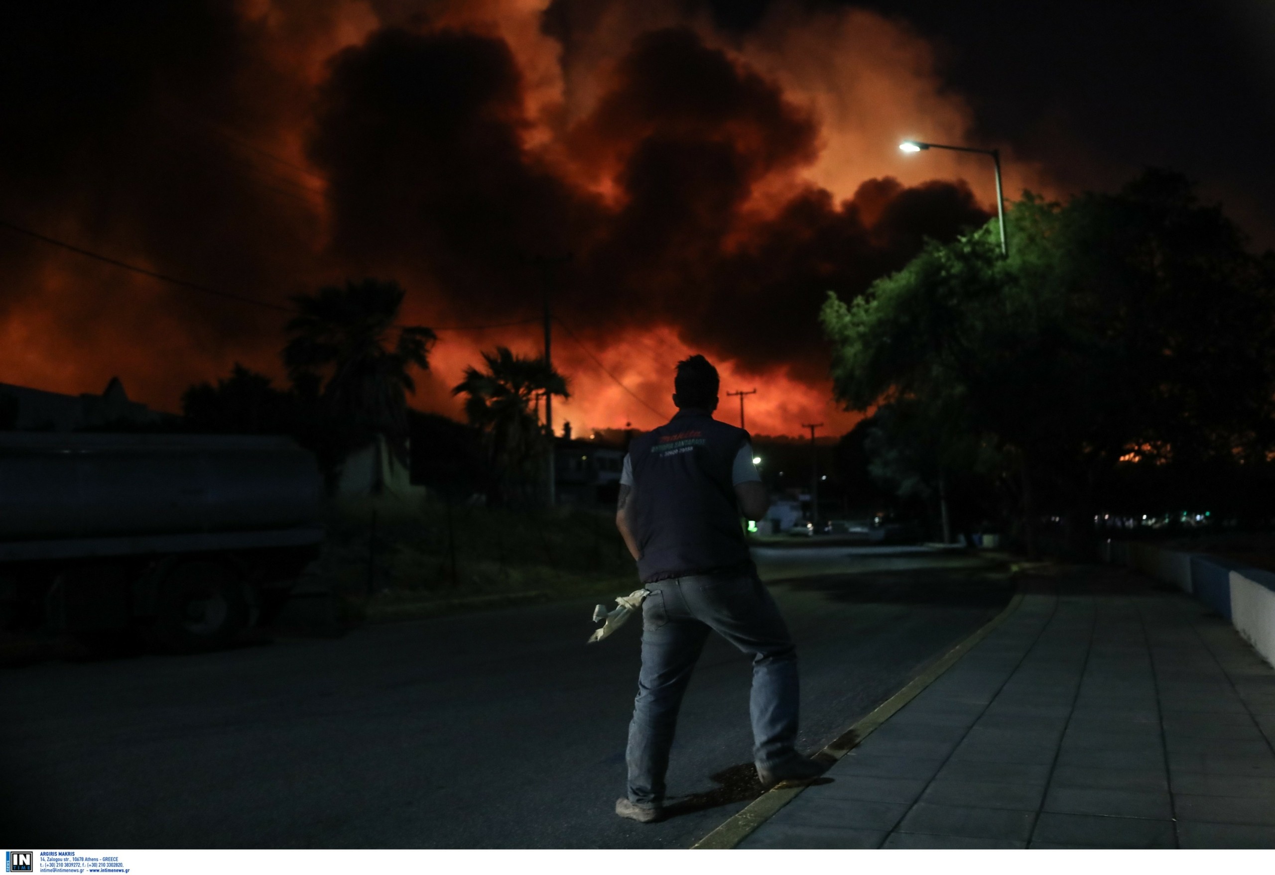 Πύρινη κόλαση για τρίτη μέρα στην Κορινθία – Οι ελπίδες στα εναέρια μέσα (vid)