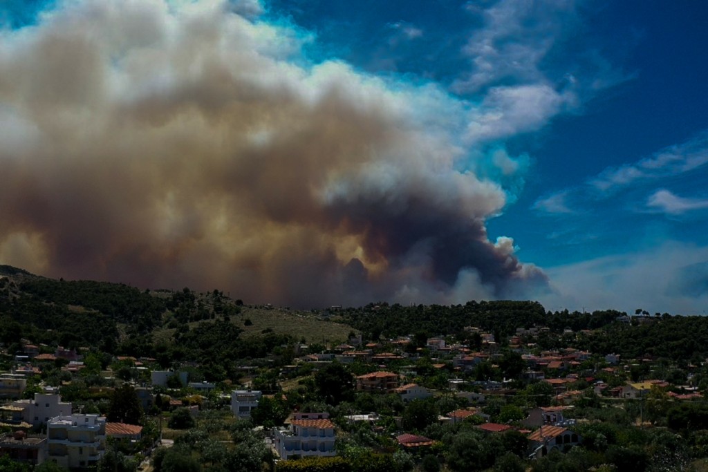 Όλες οι τελευταίες εξελίξεις για τη φωτιά στην Κορινθία – Βελτιωμένη η εικόνα (vid)