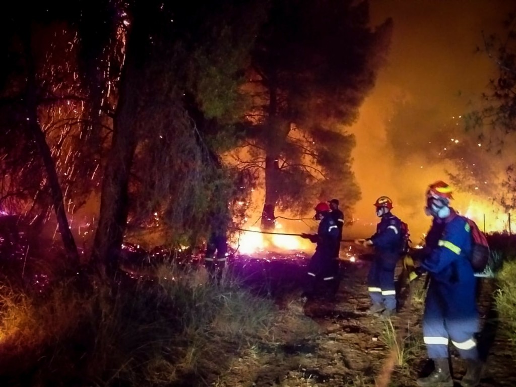 Πύρινος εφιάλτης στον Σχίνο Κορινθίας – Εκκενώνονται οικισμοί (vid)