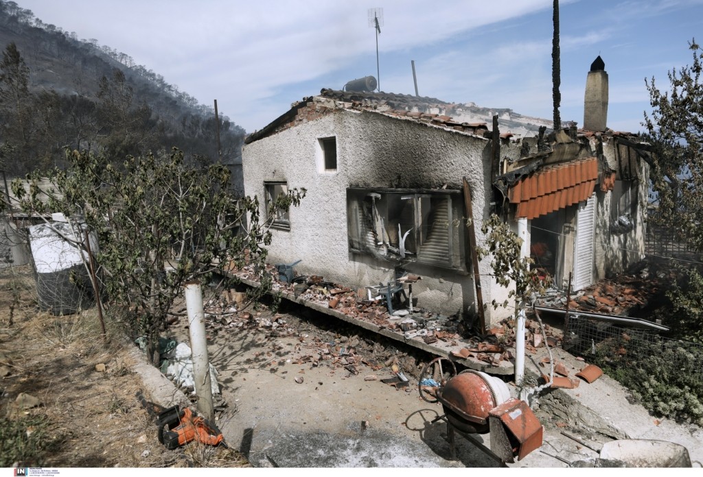 Σε ύφεση το πύρινο μέτωπο στον Σχίνο Κορινθίας (pics&vid)