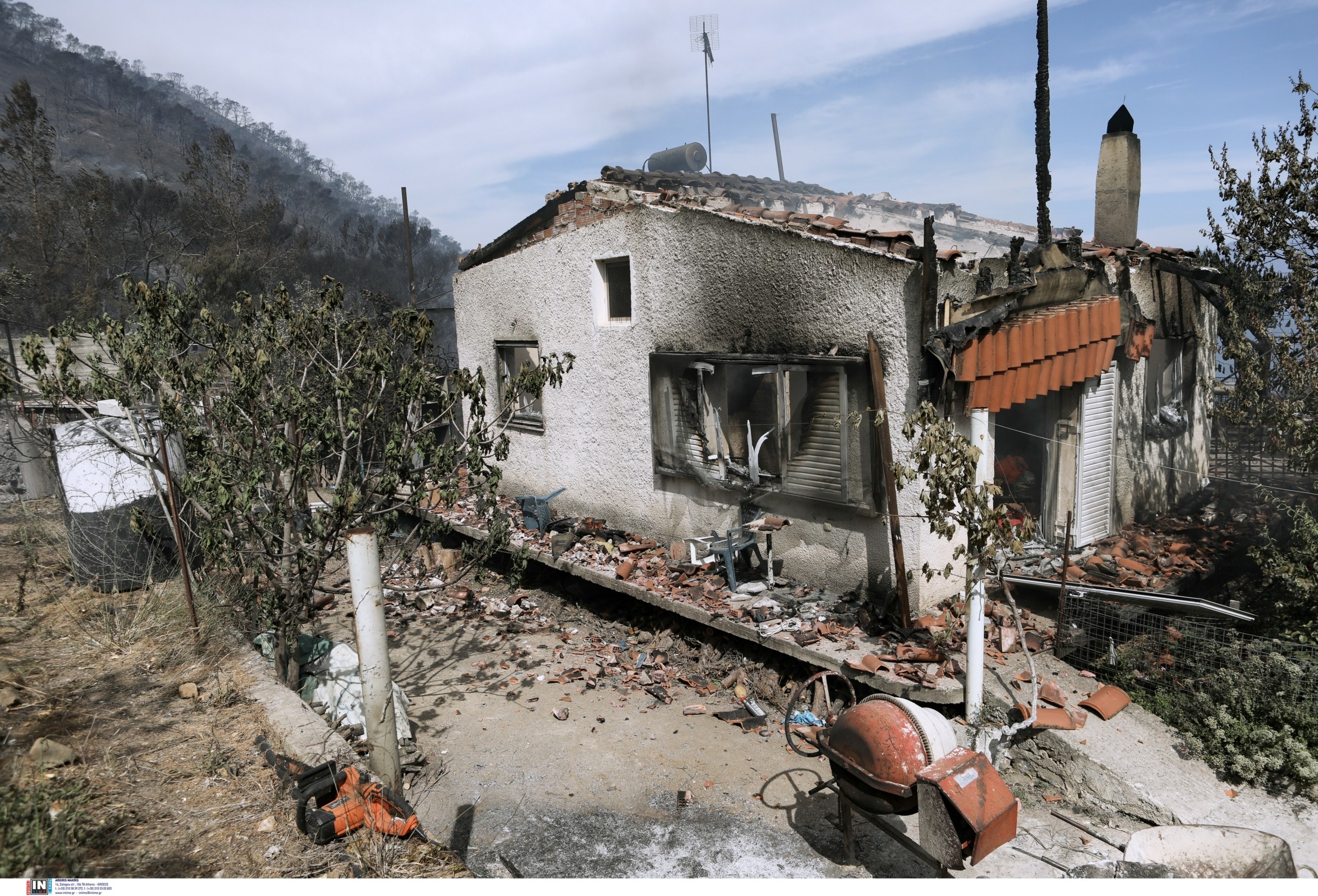 Σε ύφεση το πύρινο μέτωπο στον Σχίνο Κορινθίας (pics&vid)