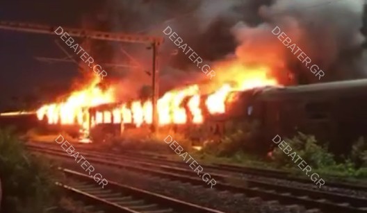 Υπό μερικό έλεγχο η φωτιά σε εγκαταλελειμμένα βαγόνια στο αμαξοστάσιο του ΟΣΕ στη Θεσσαλονίκη (pic&vid)