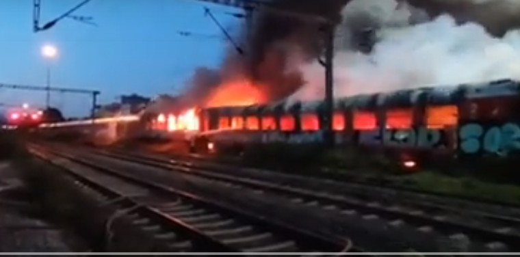 Υπό μερικό έλεγχο η φωτιά σε εγκαταλελειμμένα βαγόνια στον ΟΣΕ στη Θεσσαλονίκη (pic&vid)