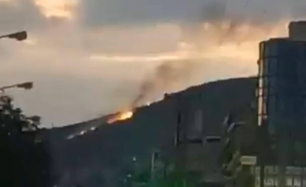 Διακοπή κυκλοφορίας στον Κορυδαλλό λόγω της φωτιάς στο Σχιστό – Φοβούνται αναζωπυρώσεις (pics&vid)