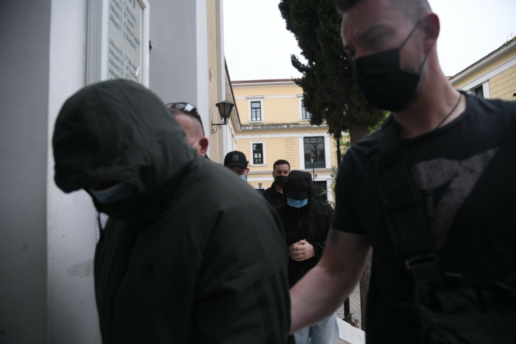 Απολογείται αυτή την ώρα ο Φουρθιώτης – Δεν είπε κουβέντα φτάνοντας στα δικαστήρια (pics)