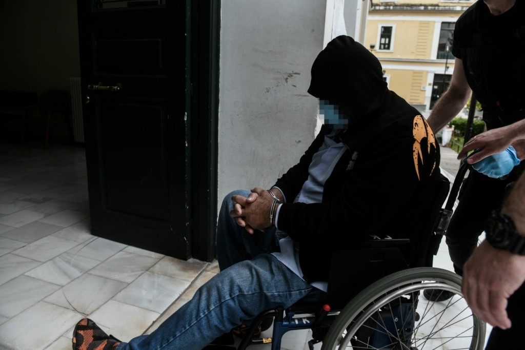 Yπόθεση Φουρθιώτη – Ποιος έφτασε στα δικαστήρια με αναπηρικό καροτσάκι (pics)