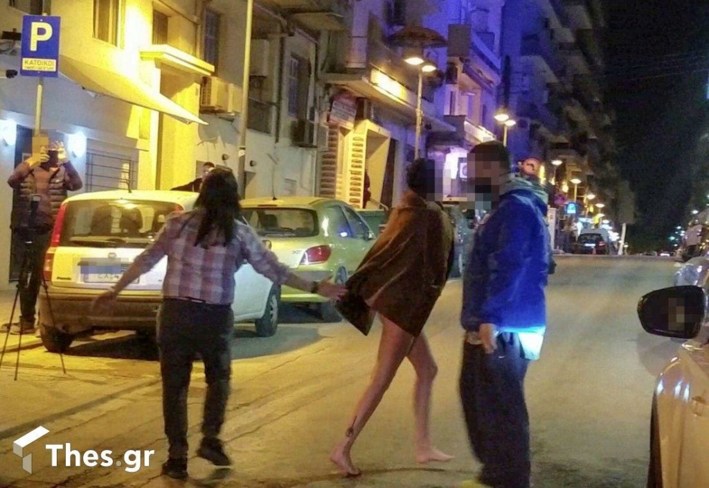 Σάλος στη Θεσσαλονίκη – Περπατούσε ολόγυμνη στη μέση του δρόμου (pics)