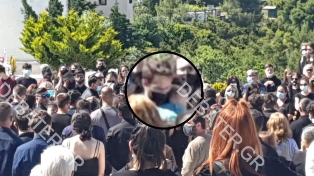 Σπάραξαν όλοι στην κηδεία της Καρολάιν στην Αλόννησο – “Η κόρη μας δε θα θυμάται πόση υπέροχη ήταν η μανούλα της”