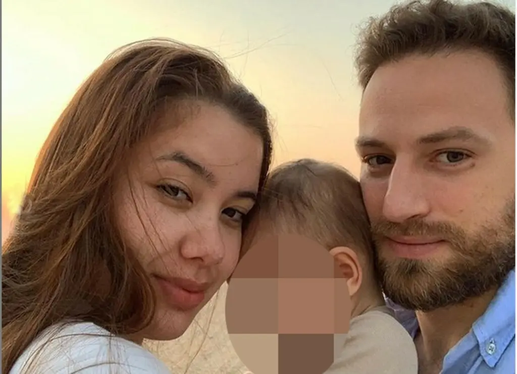 Γλυκά Νερά – Eπέστρεψε μόνιμα στο σπίτι της φρίκης ο σύζυγος της Καρολάιν – Τα “κενά” στην κάταθεση του (vid)