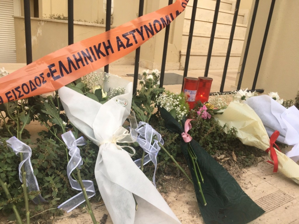 Γλυκά Νερά – Συγγενείς και φίλοι αφήνουν λουλούδια στον τόπο της τραγωδίας (pics&vid)