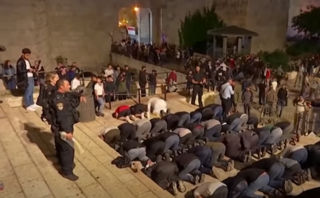Μαίνονται οι άγριες συγκρούσεις στην Ιερουσαλήμ – Τουλάχιστον 180 τραυματίες (vid)