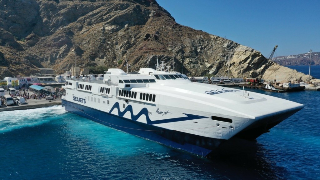 Ο Συριανός καπετάνιος που κατάφερε να δέσει πλοίο με 9 μποφόρ! (vid)