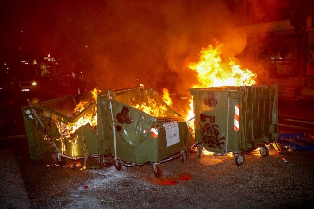 Μπαράζ εμπρησμών σε κάδους απορριμάτων