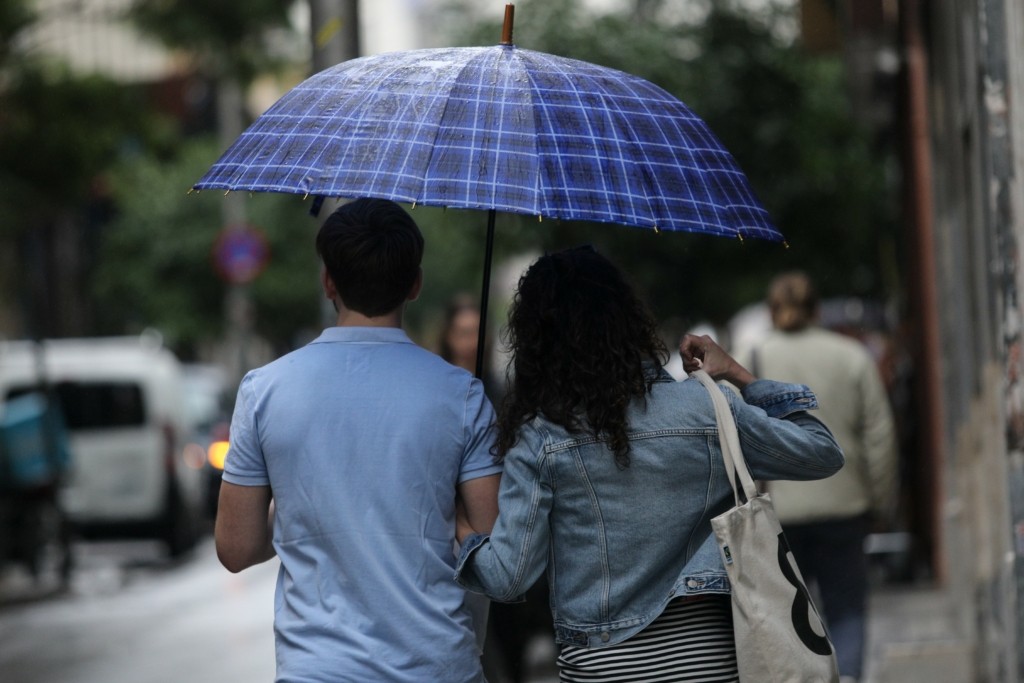 “Αγριεύει” ο καιρός – Βροχές, καταιγίδες και πτώση της θερμοκρασίας