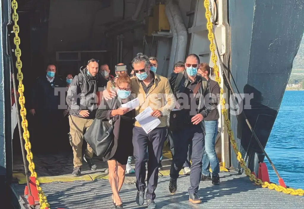 Γλυκά Νερά – Υποβασταζόμενη η χαροκαμένη μάνα της Καρολάιν συνοδεύει το φέρετρο (pics&vid)