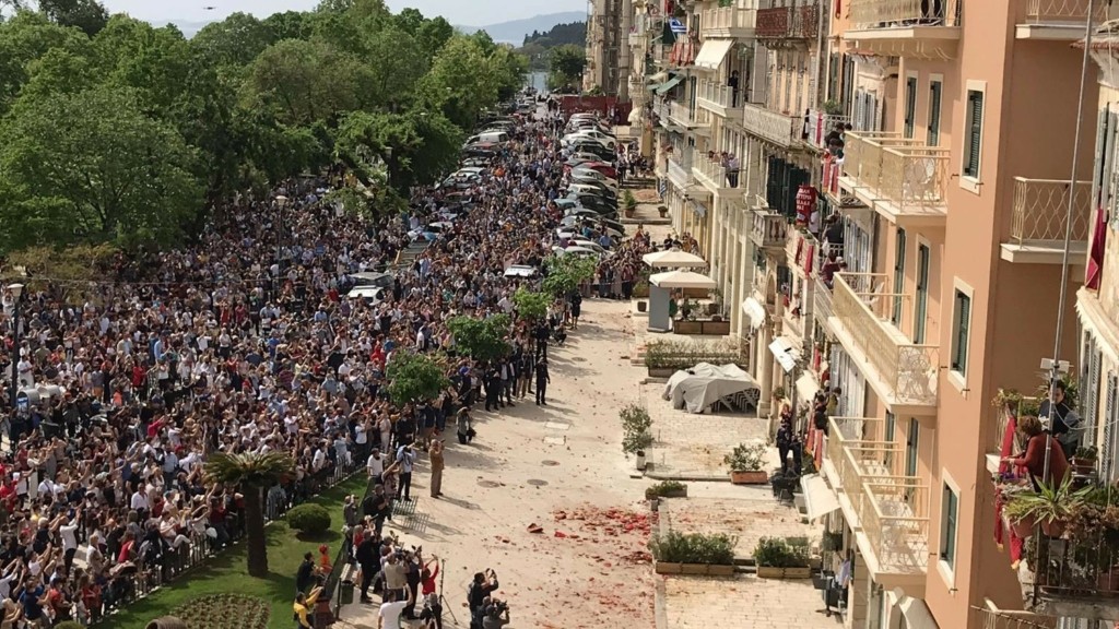 Λαοθάλασσα στην Κέρκυρα για το σπάσιμο των θρυλικών “μπότηδων” (pics&vid)