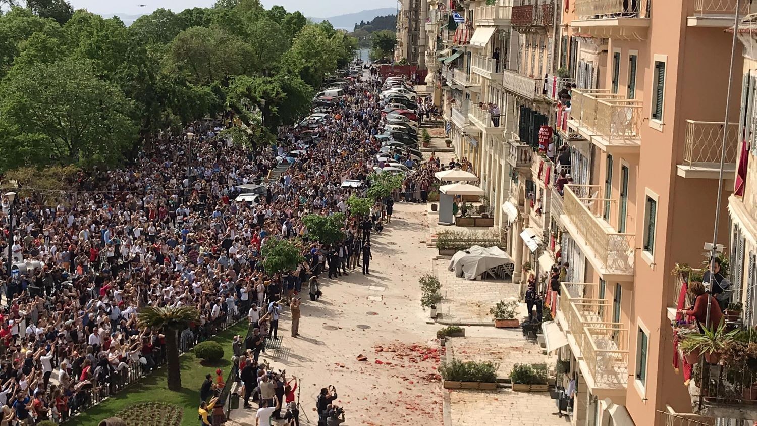 Λαοθάλασσα στην Κέρκυρα για το σπάσιμο των θρυλικών “μπότηδων” (pics&vid)