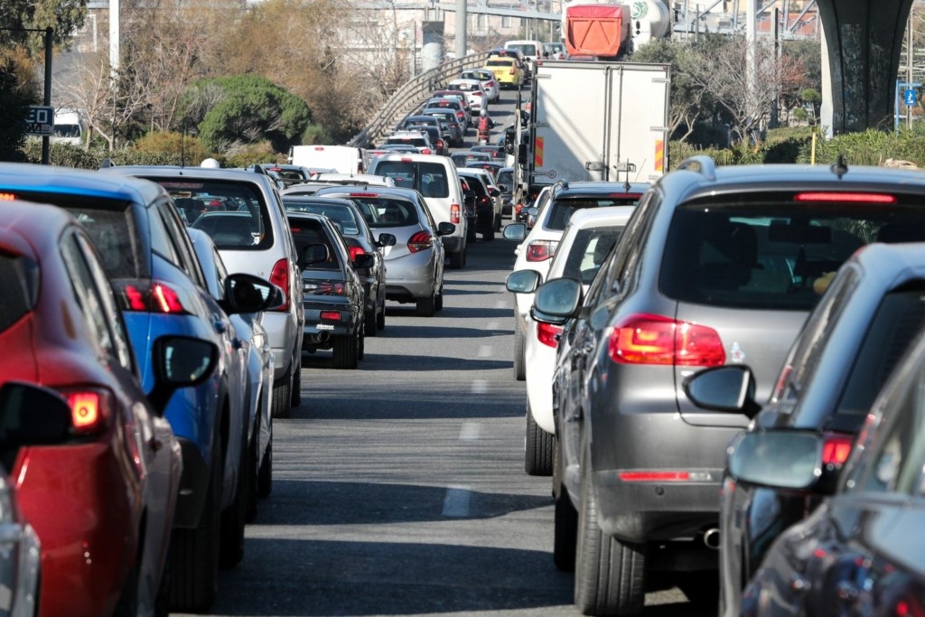 Κυκλοφοριακό κομφούζιο στην λεωφόρο Αθηνών  – Σουνίου λόγω τροχαίου