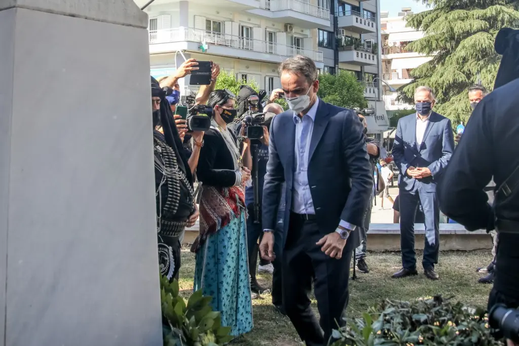 Η επική αντίδραση του Μητσοτάκη όταν γιαγιά του είπε πως δεν έχει εμβολιαστεί (vid)