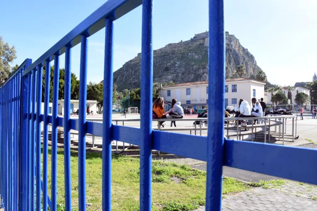 Δάσκαλος έριξε μπουνιές και κλωτσιές σε γονιό που πήγε να τον συναντήσει μέσα στο σχολείο