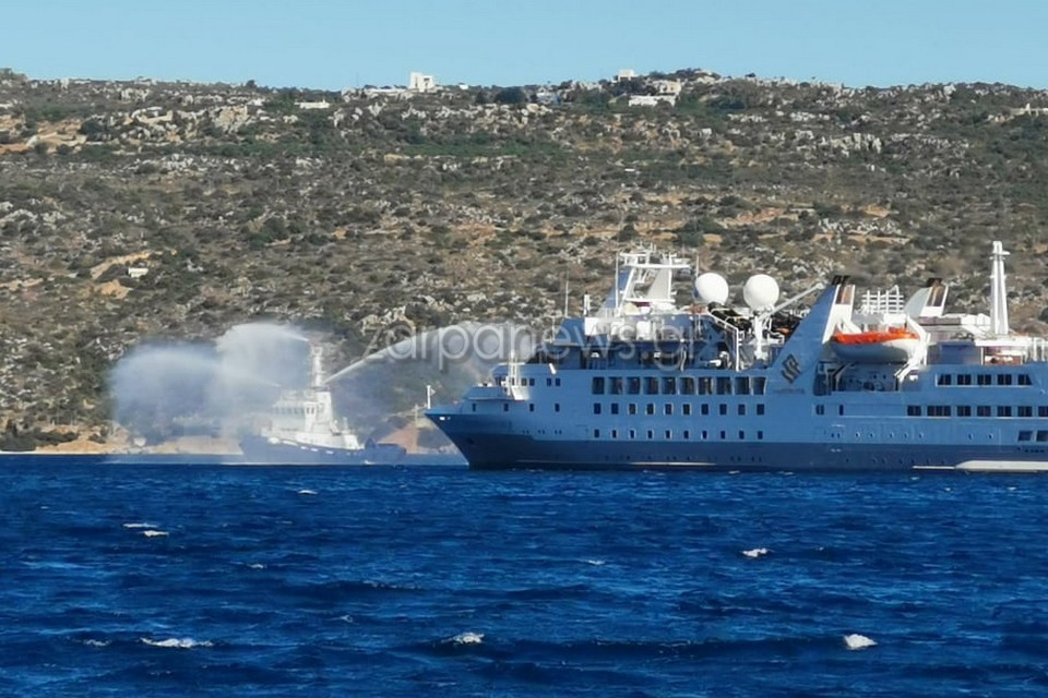 Κρήτη – Με αψίδες νερού υποδέχθηκαν τα κρουαζιερόπλοια στο λιμάνι της Σούδας (pics&vid)