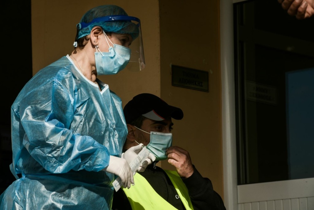 1.905 νέα κρούσματα – Πόσοι διασωληνωμένοι ανακοινώθηκαν