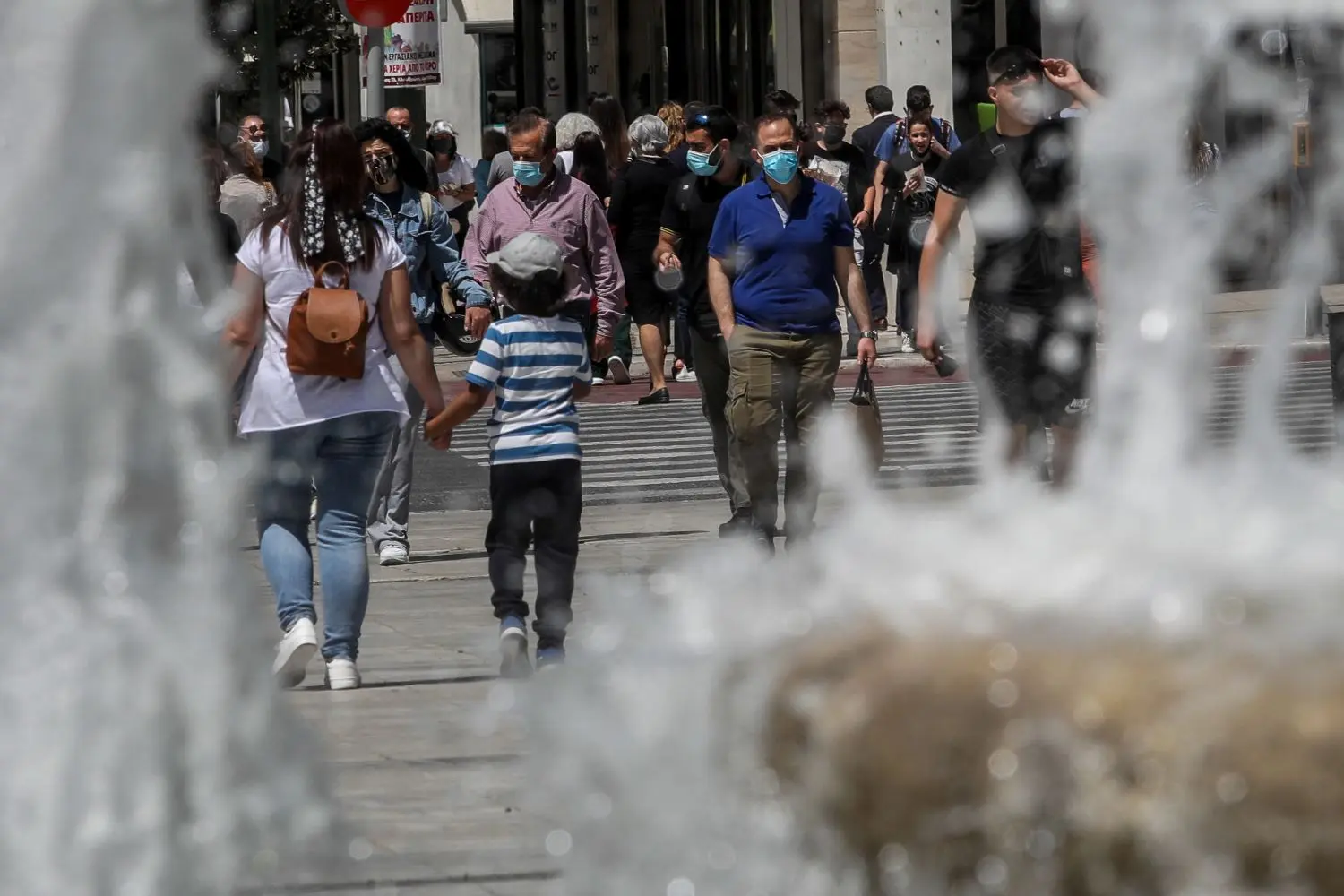 Μείωση κρουσμάτων και διασωληνωμένων  – Πόσοι θάνατοι καταγράφησαν