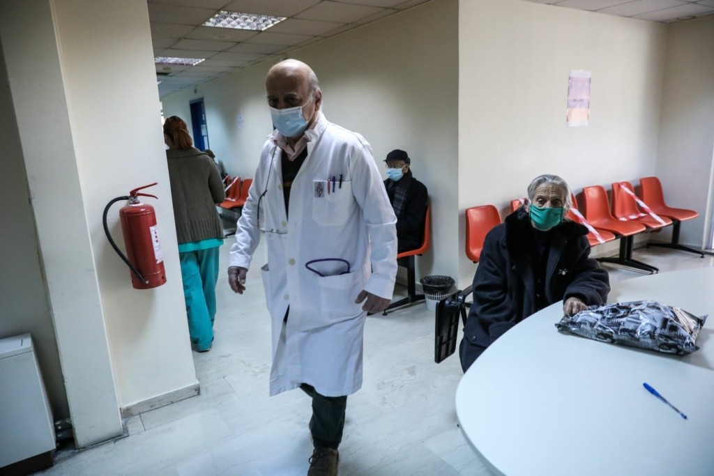 Έπεσαν τα κρούσματα κάτω από τις 2.000 την Κυριακή