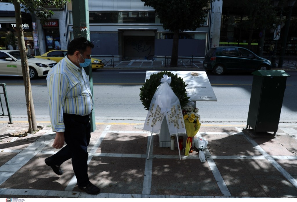 Η ΓΣΕΕ τιμά τους νεκρούς της Marfin – Κατέθεσε στεφάνι στο μνημείο (pics)