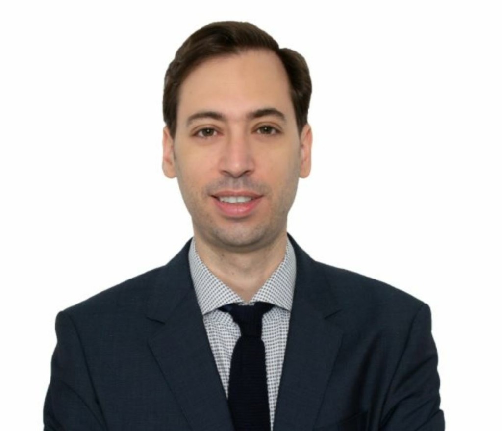 Γιώργος Μαυρογένης – Ο γιατρός με τη λαμπρή διεθνή καριέρα που επέστρεψε στο ακριτικό νησί (vid)