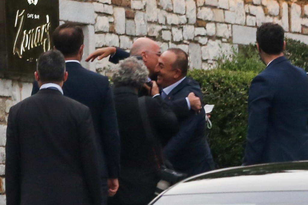“Φιλιούνται αγκαλιάζονται” Δένδιας – Τσαβούσογλου – Το ανεπίσημο δείπνο με θέα την Ακρόπολη (pics)