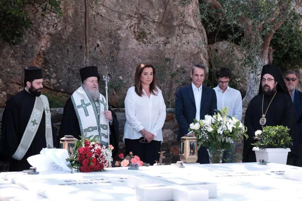 Σε στενό οικογενειακό κύκλο το μνημόσυνο για τα τέσσερα χρόνια από το θάνατο του Κωνσταντίνου Μητσοτάκη (pics&vid)