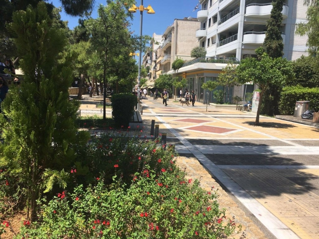 Νέα Σμύρνη -‘Εκαναν κορονοπάρτι στην πλατεία και μαχαίρωσαν ηλικιωμένο γιατί τους έκανε… παρατήρηση (vids)