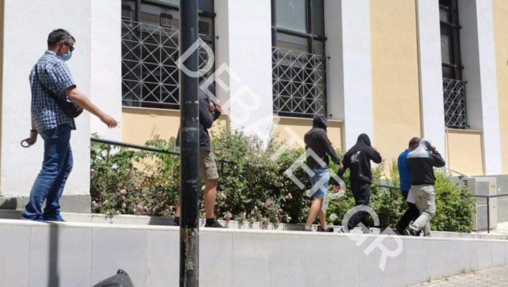 Ζήτησαν συγγνώμη και αφέθηκαν ελεύθεροι οι πέντε της Νέας Σμύρνης για το μαχαίρωμα του 60χρονου