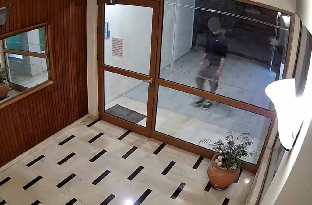 Στον Εισαγγελέα ο 22χρονος επιδειξίας της Ν. Σμύρνης – Τον αναγνώρισαν και άλλα θύματα (vid)