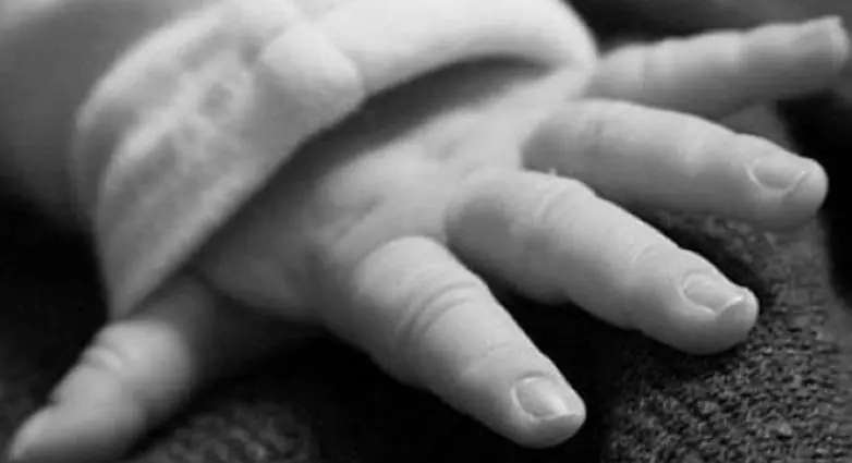 Υπόθεση βρέφους στη Θεσσαλονίκη: Στο νοσοκομείο Πύργου τα παιδιά της οικογένειας – Πώς εντοπίστηκαν οι γονείς